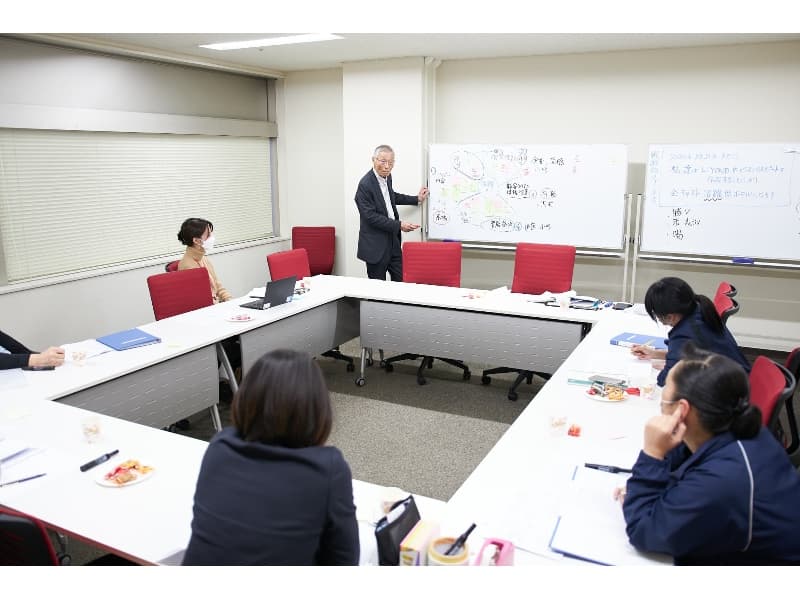 少人数の会議から大規模な研修までご対応可能。
全室窓付・全室Wifi対応 の１１タイプをご用意致しております。７階は会議・研修室専用フロアですので、集中しやすい静かな環境となっております。