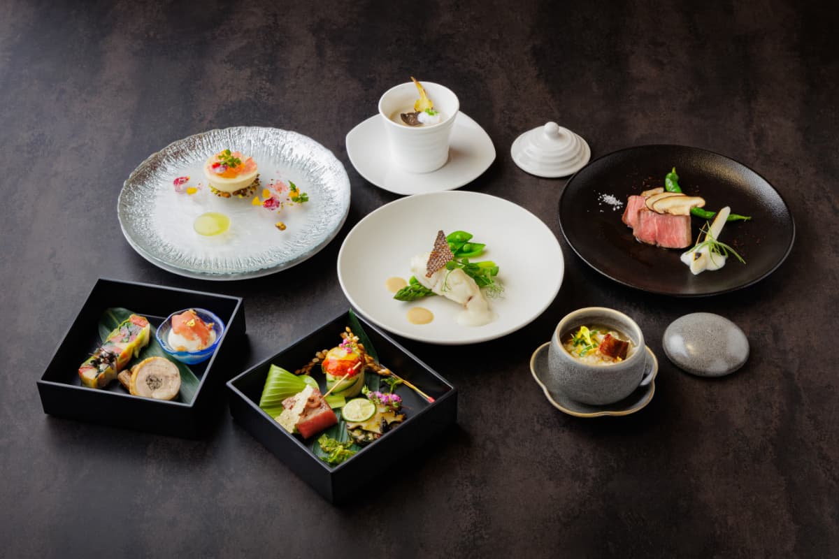 鞆の浦産の真鯛、わけぎ、保命酒、薔薇など、福山そして瀬戸内ならではの食材をふんだんに使用。
ご希望に合わせたアレンジも承ります。

■コース例（16,400円プラン）
季節の二段御重　海の彩・大地の恵み
季節野菜のポタージュ
「備後フィッシュ」太刀魚のカダイフ焼き　海苔とわけぎのエマルジョン
黒毛和牛ロース肉のロースト　保命酒の赤ワインソース
薔薇香る特製デザート
パン・コーヒー