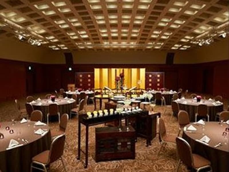 ホテル５階　大宴会場「竹取の間」
格子を組んだアーチ状の天井のデザインが印象的な「竹取の間」。立食形式で約300名様、正餐なら約180名様までご利用いただけます。宴会場には京都駅ビル大階段を望む窓も設置されています。
