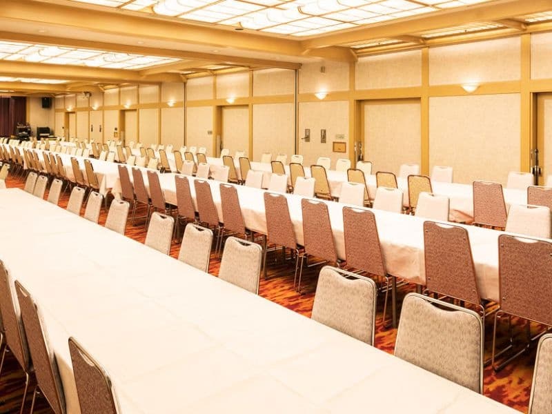 大和の間
250名まで対応可能な、和洋折衷の大宴会場。人数に合わせてお部屋を3分割に仕切ることも可能です。