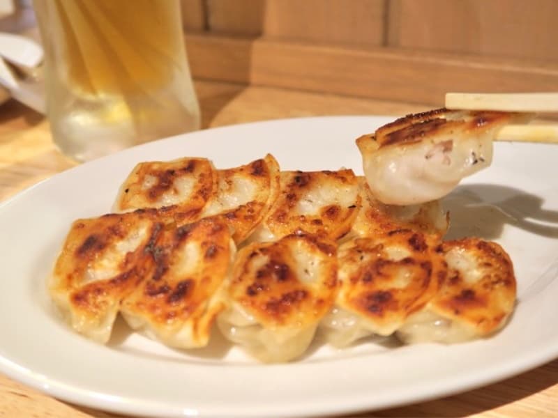 餃子（関山）
対応コース：シンプル、スペシャル
定休日：火曜日
特徴：お酒をメインに、一品料理の餃子やおつまみを楽しめます。
餃子はニンニク不使用なので、女性にもオススメ！