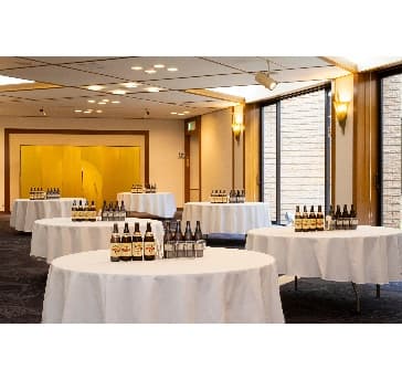 立食スタイルなら100名様までご利用いただけます。
国際会議場と隣接しており、会議後にそのまま懇親会に移行できます。