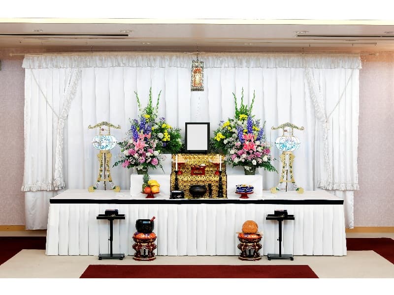 ご法要祭壇セットB　50,000円
～プランに含まれるもの～
●法要室料●祭壇使用料●祭壇花(二対)●灯籠
●盛菓子●果物●おりく膳●僧侶控室