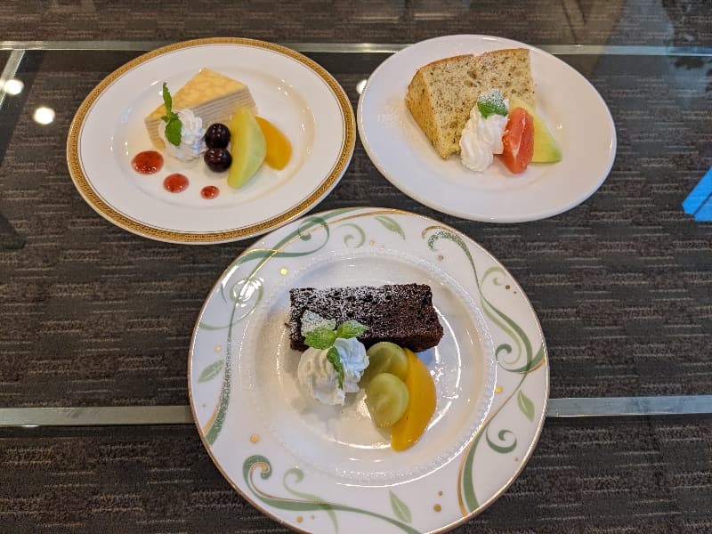 2F会議室ケーキセット一例
　ミルフィーユ/シフォンケーキ/チョコレートケーキから一皿
　コーヒー/紅茶/烏龍茶　等から１杯
