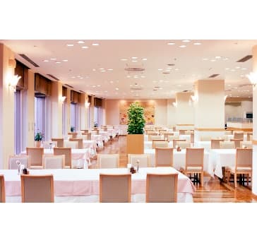 着席90名、立食180名まで対応可能。
大きな窓からは、湖東平野が一望。