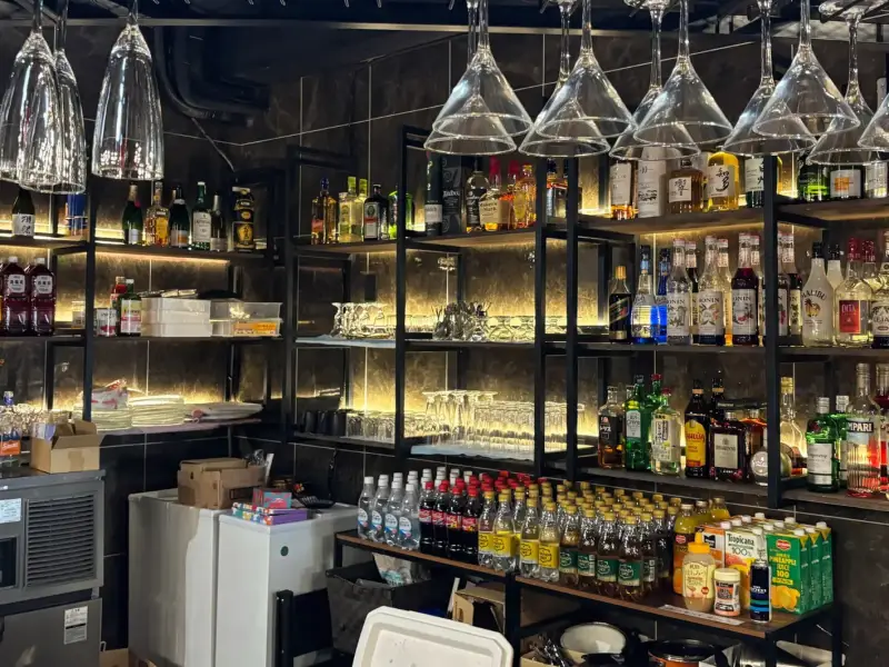 本格ドリンクが楽しめるスタイリッシュなバーカウンター