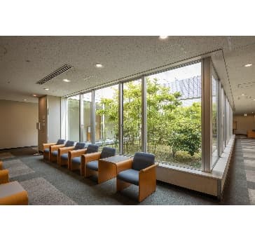 日が差し込む会議室ロビー。