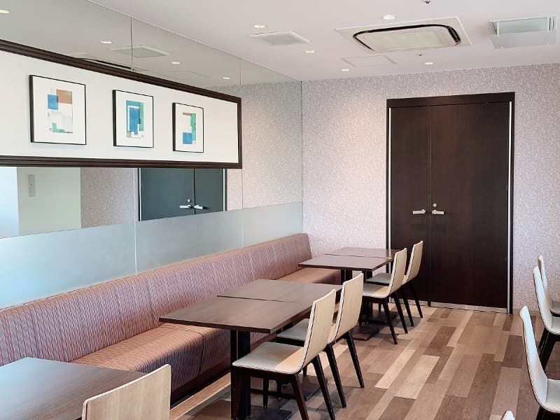 【レストラン店内】
コミュニティーホールは扉の奥にございます。
店内約40名様、コミュニティーホール約40名様、合計80名様ほどお入り頂けます。