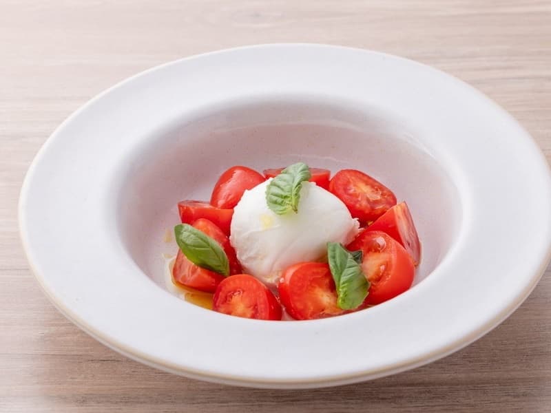 【お料理一例】
アイコトマトを使用した特製カプレーゼ