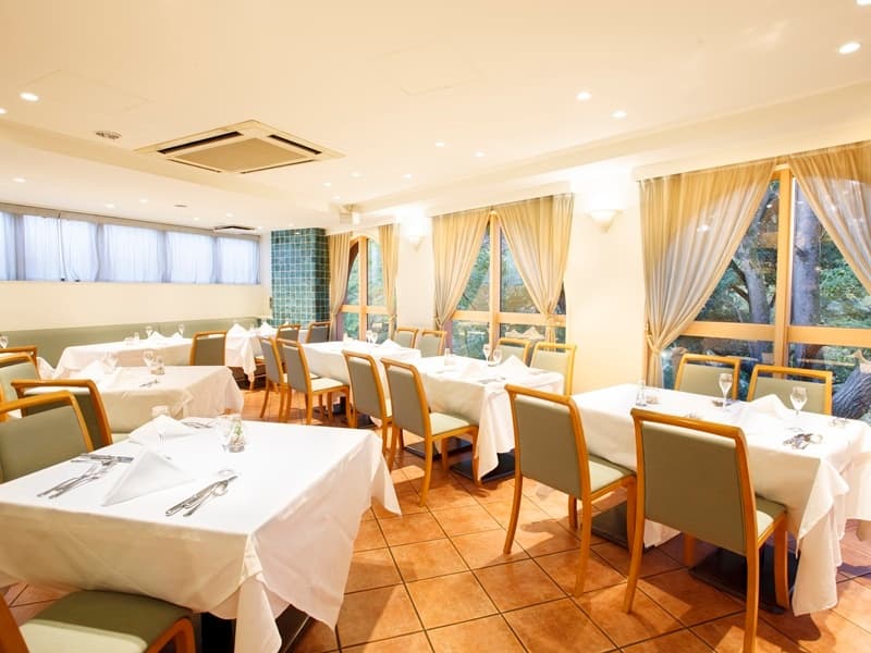 【店内】
メインダイニング　最大人数会食54名　立食70名　
柔らかいイメージの明るいブラウンを基調にした落ち着きのある洗練された空間