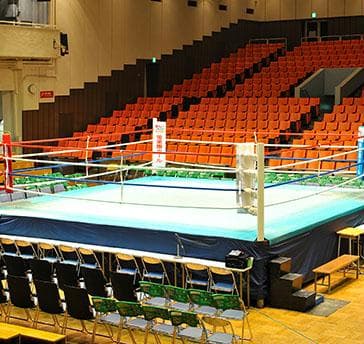 ■後楽園ホール（会場）
ボクシングリングを活かした演出も可能。
受章者が花道から入場し、リングインして表彰式を行うなど、他では実現できない趣向を凝らした演出も可能です。
《基本利用料金/開催日（税抜）》
9時～22時の内の6時間。平日 660,000円、