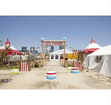 Party Area『LOVE KINGDOM』には
100名様まで着席可能なBigテント
専用バーカウンター、ステージ、空調付きコンテナハウスなど、設備も充実しております。