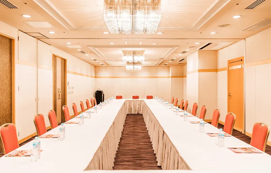 【きすげ】50名までの会議や懇親会に最適な会場です。
 会議や懇親会をはじめ、さまざまな用途でご利用いただけます。
スクール：63席　シアター：106席　ロの字：54席