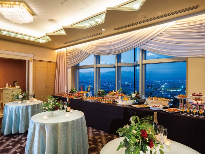 22階 宴会場 【オーロラの間】
ホテル最上階の宴会場で、眺めが最高の演出。夜景もおすすめです。