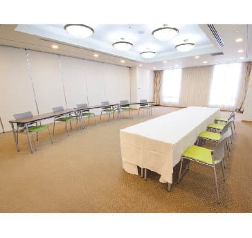 最大シアター型で６０名収容可能です。

企業説明会・講演会・研修会・会議 など様々な用途にご対応致します。
窓が大きく開放感がありアパレル展示会やイベントルームとしてのご利用にも最適です。また、ビル最上階にあり日当たり 眺めも良く最高のロケーション。