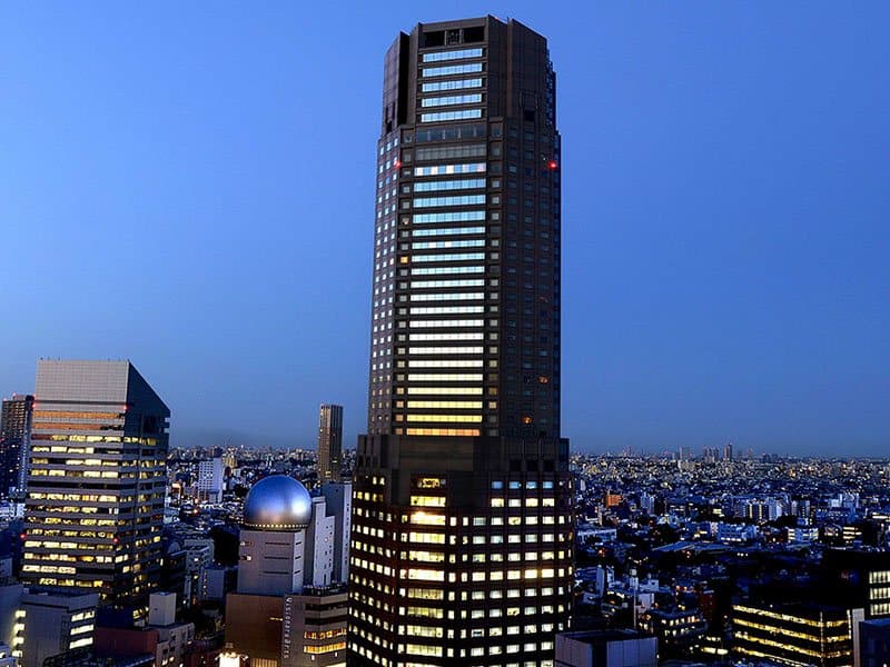 美しい東京の夜景と花と緑に囲まれた上質な空間。ロビーにひとたび足を踏み入れた瞬間、そこには都会の中心にいることを忘れさせてくれる静寂と優雅さが兼ね備えられた独特の空気感が流れています。