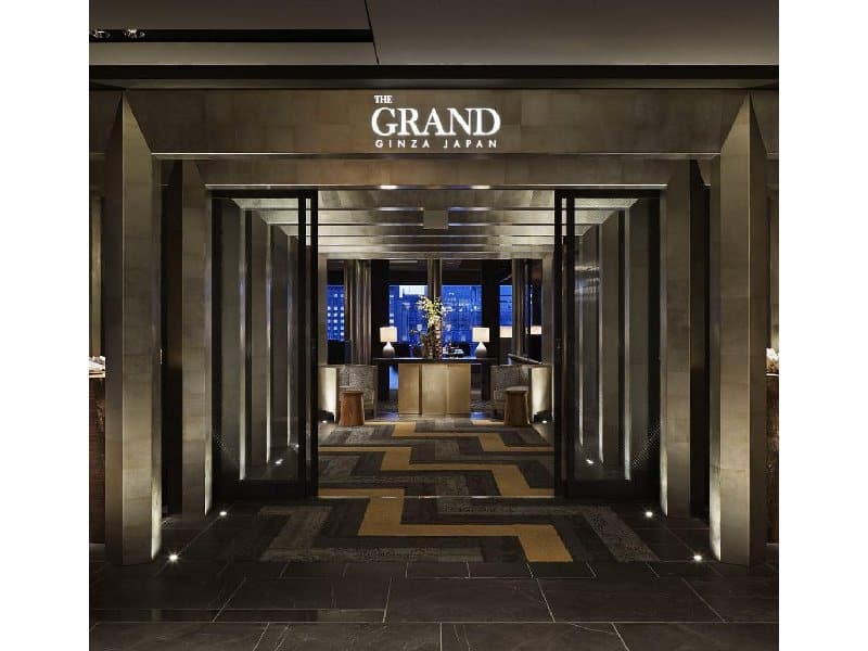 【話題のGINZA SIX最上階へ】
世界の名ブランドが集う、大注目の新商業施設GINZA SIX。その最上階にある「THE GRAND GINZA」は、シャンデリアなど高級感あふれる内装の随所に和の遊び心が光る。本物を知る銀座大人のためのラウンジ空間。