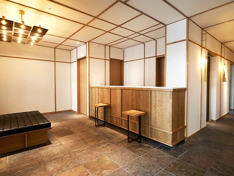 ■フロント
木目を基調とした温かみのあるロビー、どこか京都らしい風情ある空間。ワークスペースとして機能的な設備も備わっています。