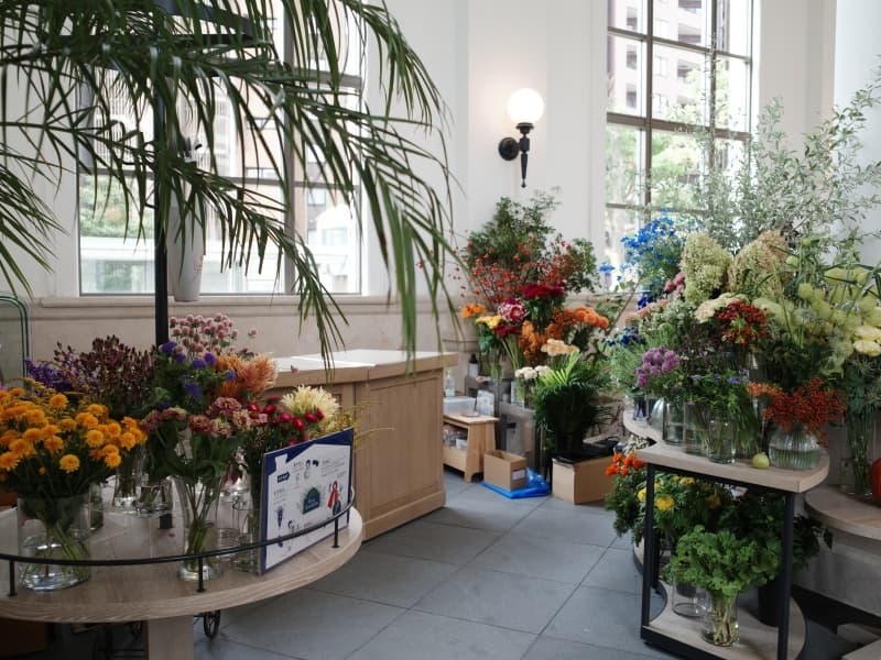店内には物販コーナーに加えお花屋さんもありますのでイベントに応じて、プレゼントなどでも相談に乗れます。