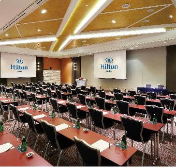 4階　中宴会場「金の間」は、300名様まで収容可能。150名様までの「真珠の間」ともにそれぞれ分割してご利用いただけます。