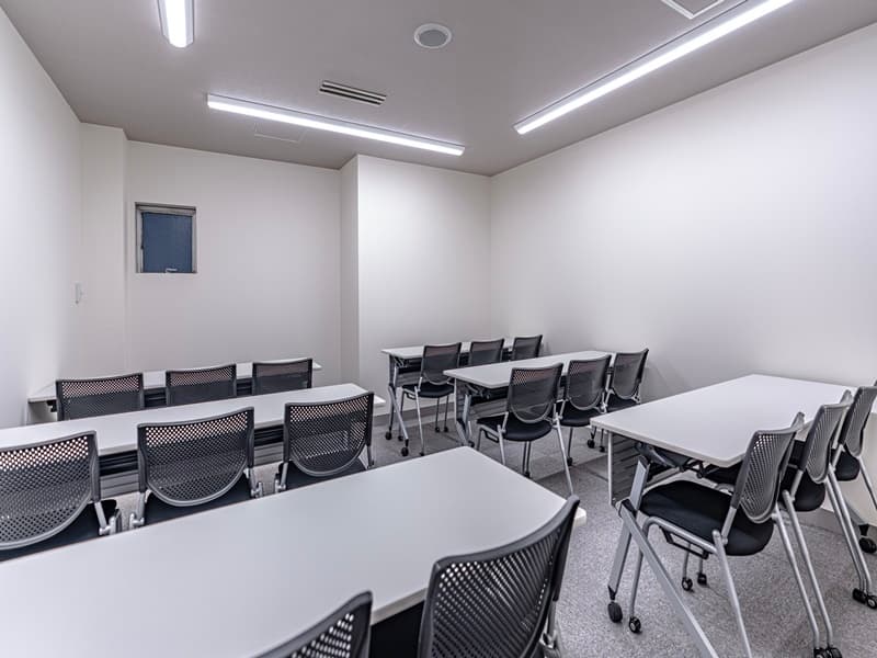 【N306】29.0㎡
スクール形式　3人掛け　18名
＊全室無料WiFiあり