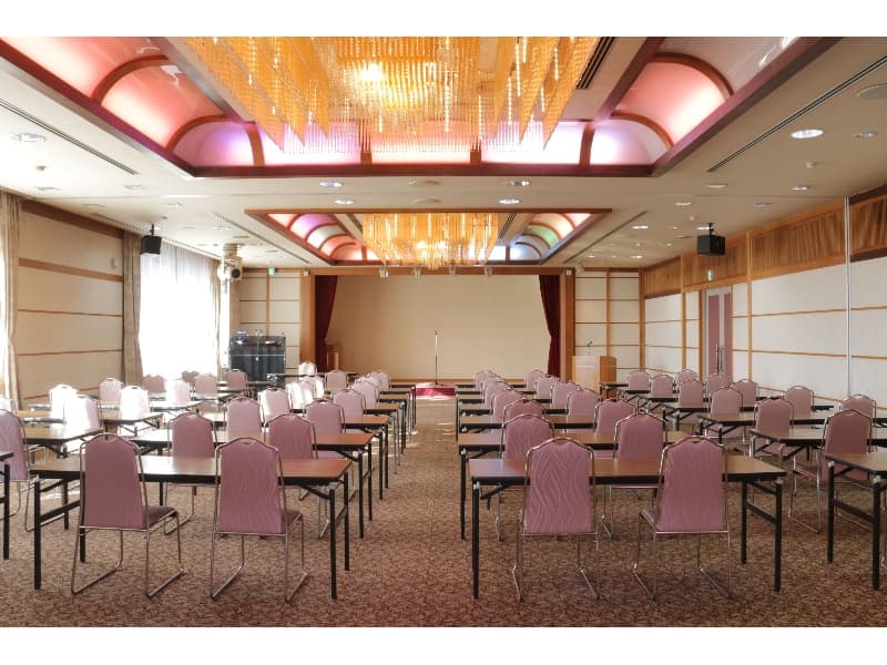 「楓の間」194㎡
スクール120名まで対応可能
ステージあり　分割利用可