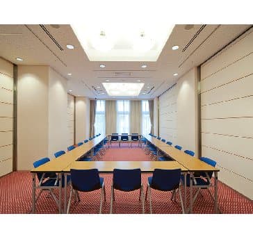 最大シアター型で５０名収容可能です。

お客様の用途に合わせてレイアウトさせていただきます。

「会議・研修・セミナー・展示会・パーティー等」様々なニーズに合わせてご利用いただけます。