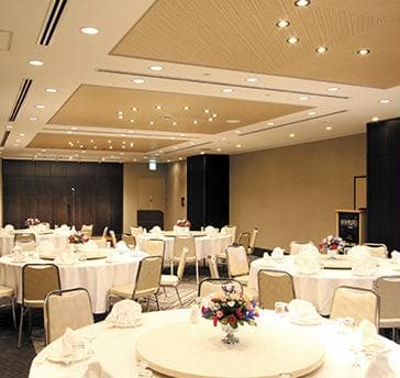2Ｆ　扇の間（110㎡）天井高　2.5ｍ
パーティー会場　立食　60～80名様
　　　　　　　　着席　40名様
