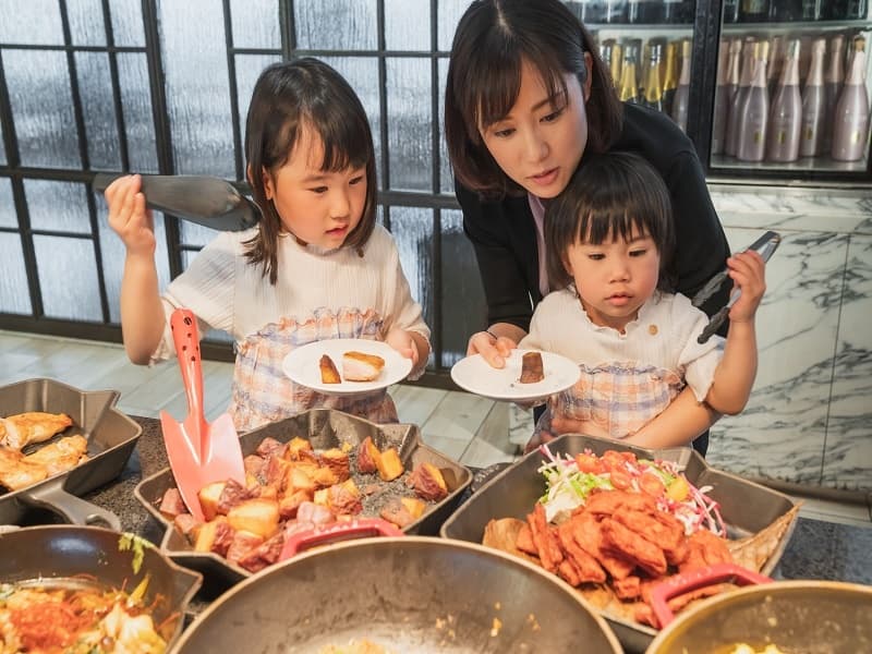 【お子様にもご利用いただけます】
皆様だけの貸切空間なので、お子様連れの方にも気兼ねなくご利用いただけます。
お子様にもお楽しみいただけるよう料理のご用意できます。保育園や幼稚園、スポーツチームの謝恩会にぜひご利用ください。