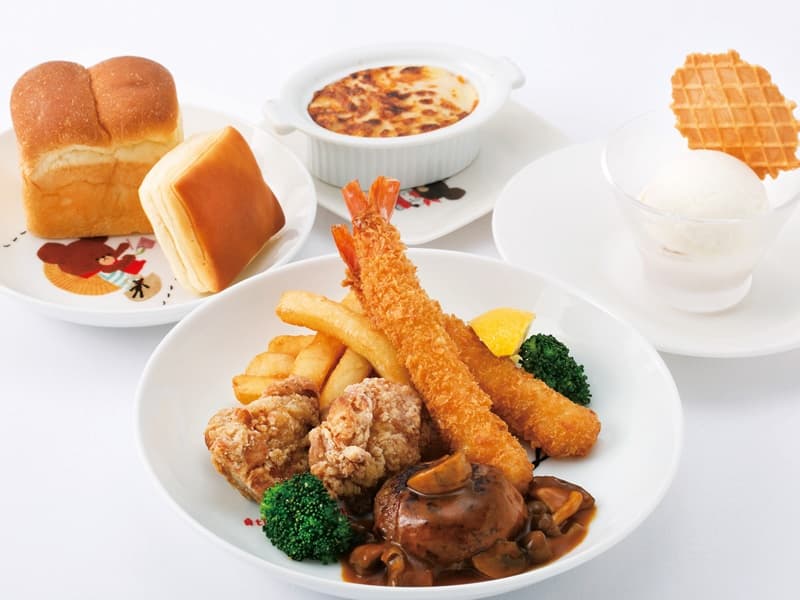子供料理　￥3,000 （￥3,795/消費税10%・サービス料15%込）
●［ワンプレート］エビフライ／鶏の唐揚げ／ミニハンバーグ／ポテトフライ／ココット仕上げのドリア／バニラアイス／パン