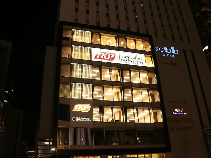 施設外観（夜）ソララプラザ