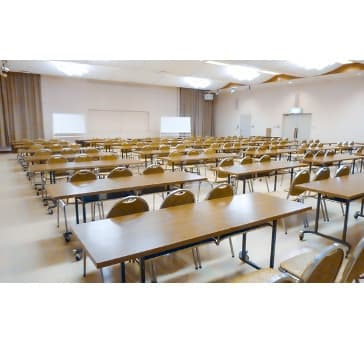 ホール：会社等の社員研修や会議・講演会等の会場としてご利用頂けます。また、２分割にも出来ますので、グループを分けての研修会やサークル活動等も行えます。
さらに、宴会場としても使えます。定員120人　ホール：246平米	控室：154平米