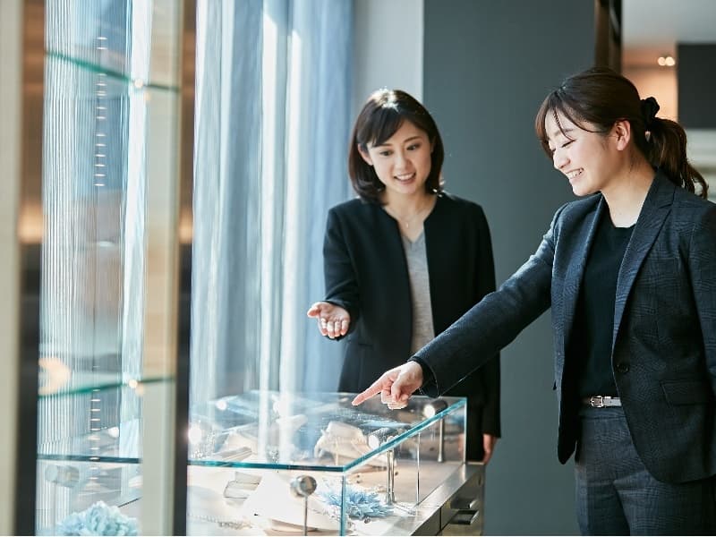 【展示会】
結婚式場という華やかな空間を使って商品を輝かせることが可能です。
化粧品・宝飾品・服飾品などの展示、新商品発表会や記者会見など幅広いニーズにお応えします。
