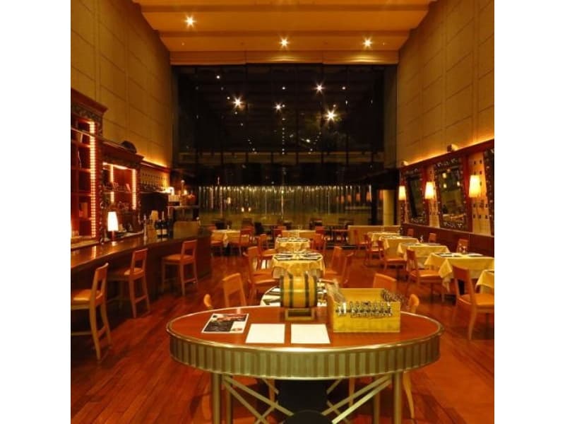 都内でも稀な吹き抜けの天井のある空間はハレの日の特別感を演出します。