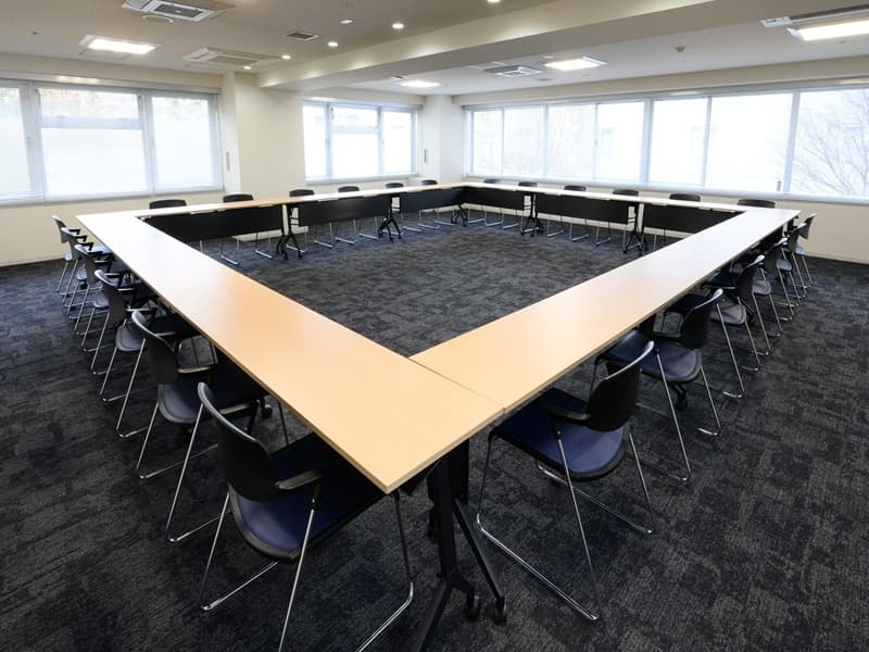 C会議室(182㎡)ロの字/24名
人気の高いお部屋です。