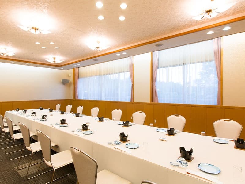 中小規模での会合に最適なホール　福智の間