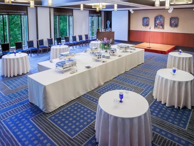 【2階中宴会場　彩華】
着席：90名／立食：100名
スクールスタイル：1000名
シアタースタイル：140名