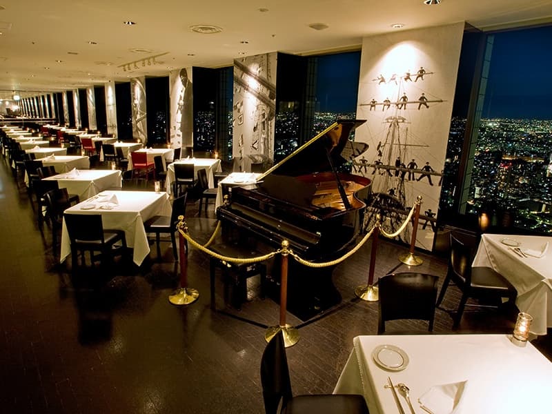 【メインダイニング】
面積：166㎡
着席：100名様　立食：120名様

当店自慢のメインダイニング席からは地上210mからの絶景が堪能できます！目の前に広がる夜景に目を奪われてしまうはず。