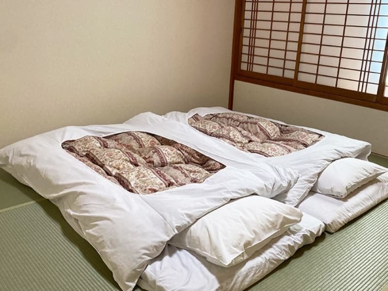 「和室」
ルームサイズ :6 ～ 8畳
青畳の香り。木の温もり。
それは、ひとときの旅の途中であることを忘れさせてくれる懐かしい感触です。
ホテルで味わう日本情緒はまた格別の趣。
ご存分におくつろぎください。
２名～４名様までご利用いただけます。全室Wi-Fi利用可能。