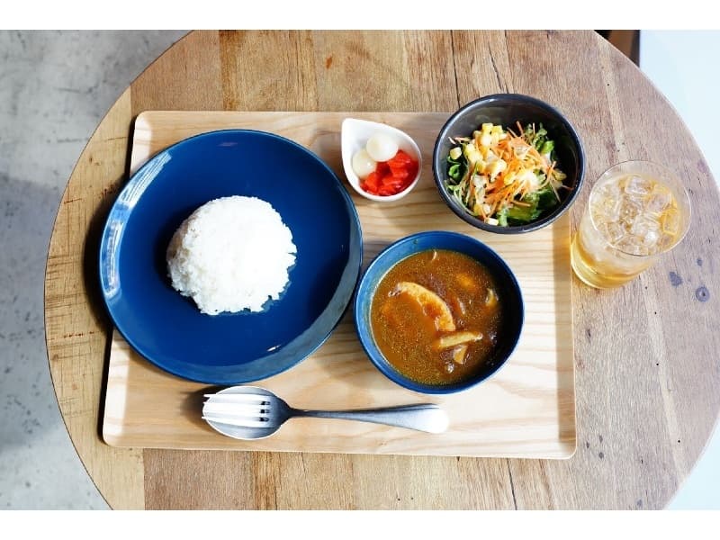 ランチ：日替わりカレー。野菜カレー、ほうれん草カレーなど日替わりメニューでご用意！