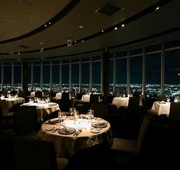 ランチおよびディナー、どちらのお時間でも格別のロケーションをお愉しみ頂けます。