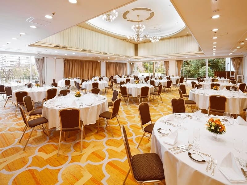 2F宴会場「サンフラワーホール」正餐スタイル