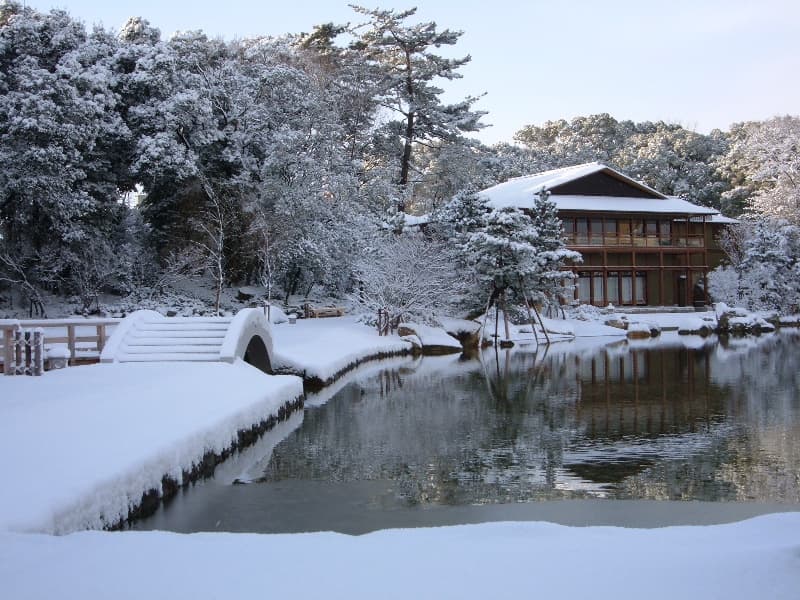 雪景色に包まれる徳川園。
どこか懐かしい雰囲気と冬の侘びを感じられます。