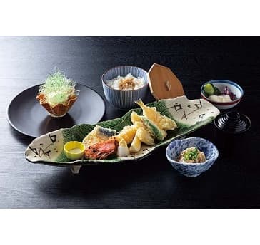 昼食はレストランにて、和食イメージ。