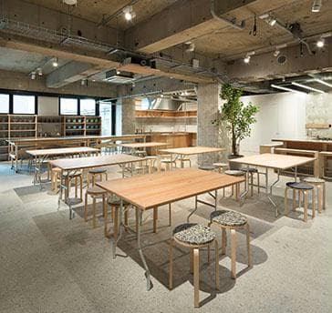 自然な家具を使用することで開放的な空間を演出しています。