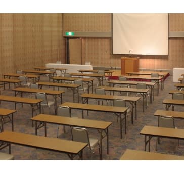 舞鶴の間（A分割）　205㎡（62坪）
会議室を利用する目的に応じて、様々なレイアウトでご提案が可能です。人数や使い方に合わせて、担当スタッフがお客様専用のレイアウト図面をご用意し、より良い実施に向けてお手伝いさせていただきます。
