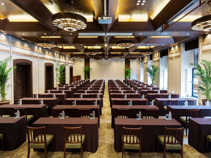 【会議会場】THE GRAND GARDEN／博多・天神から車で約25分／人数に合わせて5つのパーティーフロアから選べる／スクリーン・プロジェクター・マイク 等機材完備