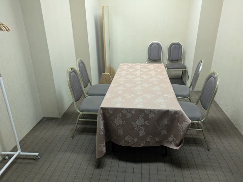 2階にある「雲の間」は、少人数での打ち合わせ、控室に適した会場です。対面で4名様収容可能です。