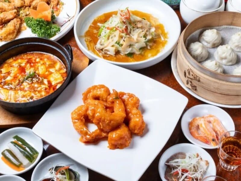 【お料理】
人気のエビチリソースや黒酢酢豚が入った中華定番コース
