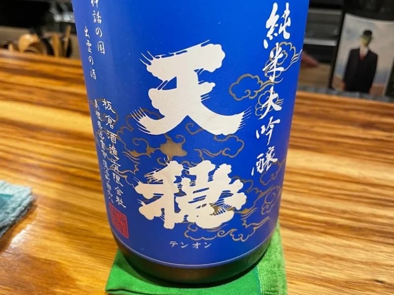 厳選した純米酒の一例。島根県の老舗蔵元「天穏」など、料理との相性を考え抜いた銘酒が揃います。